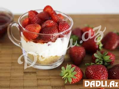 Stəkanda çiyələkli cheesecake resepti - Video resept