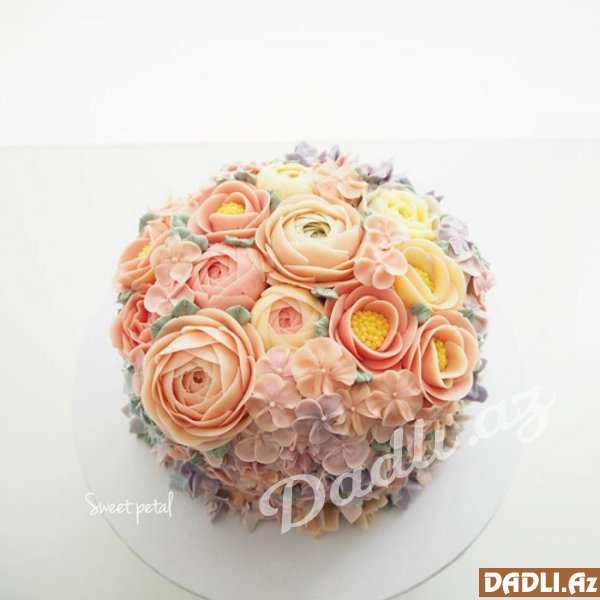 Yazın gəlişi ilə çiçək açan tortlardan fotolar