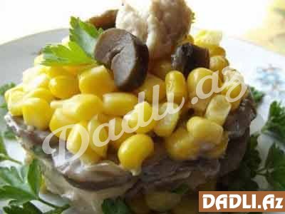 Göbələkli toyuq salatı resepti