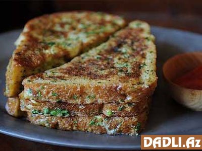 Göy soğan və keşnişli tost resepti